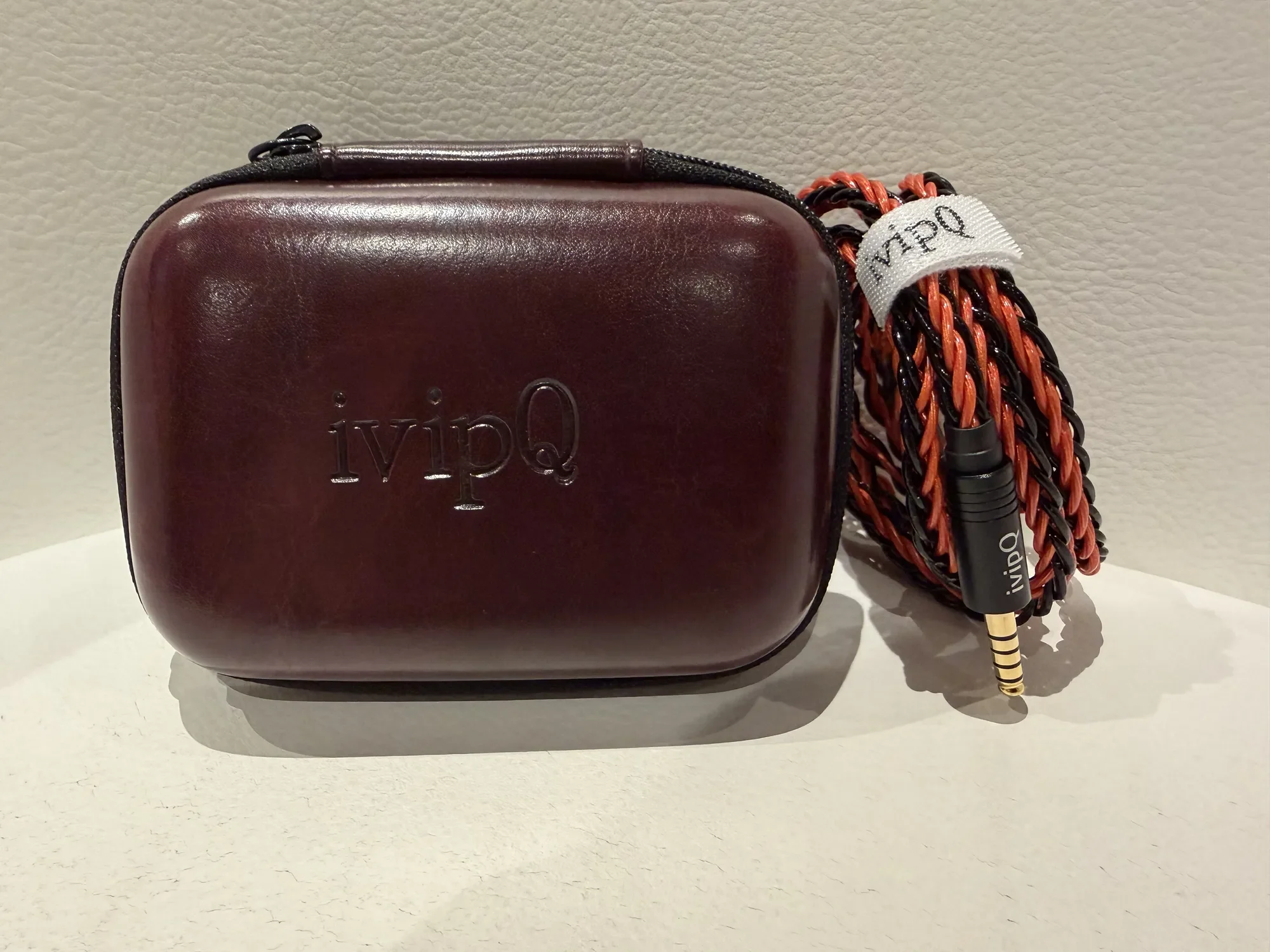 The beautiful brown leather case alongside the ivipQ-176 Vulcan cable